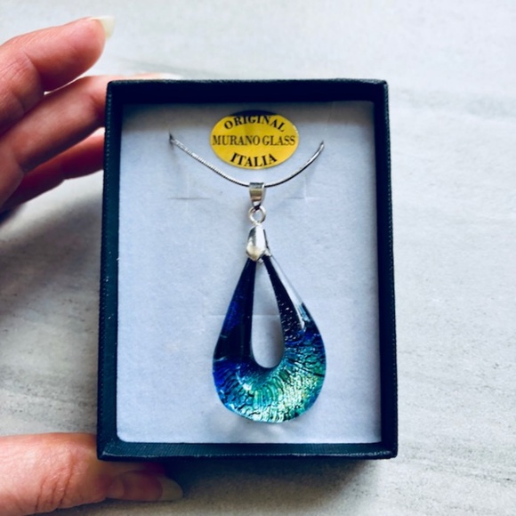 Beautiful Blue Necklace - NEW! - Picture 2 of 5